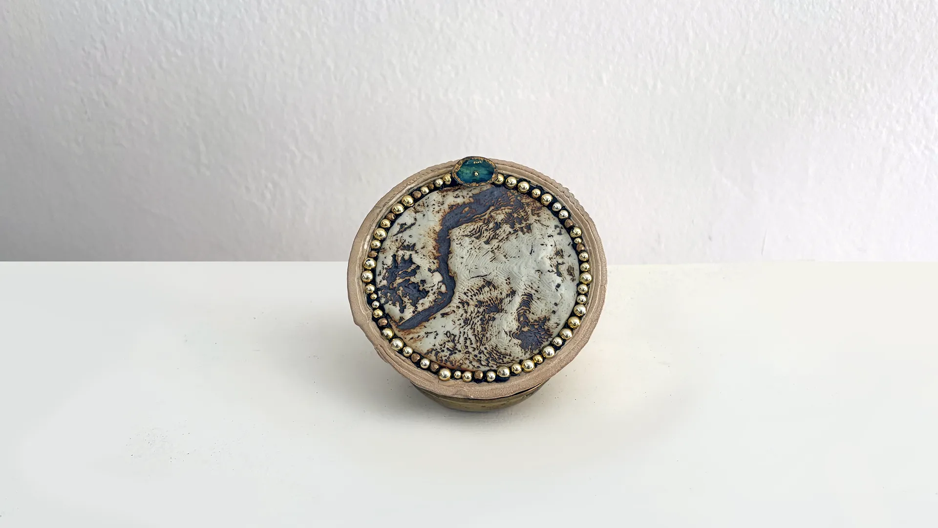Radioarcana reliquary